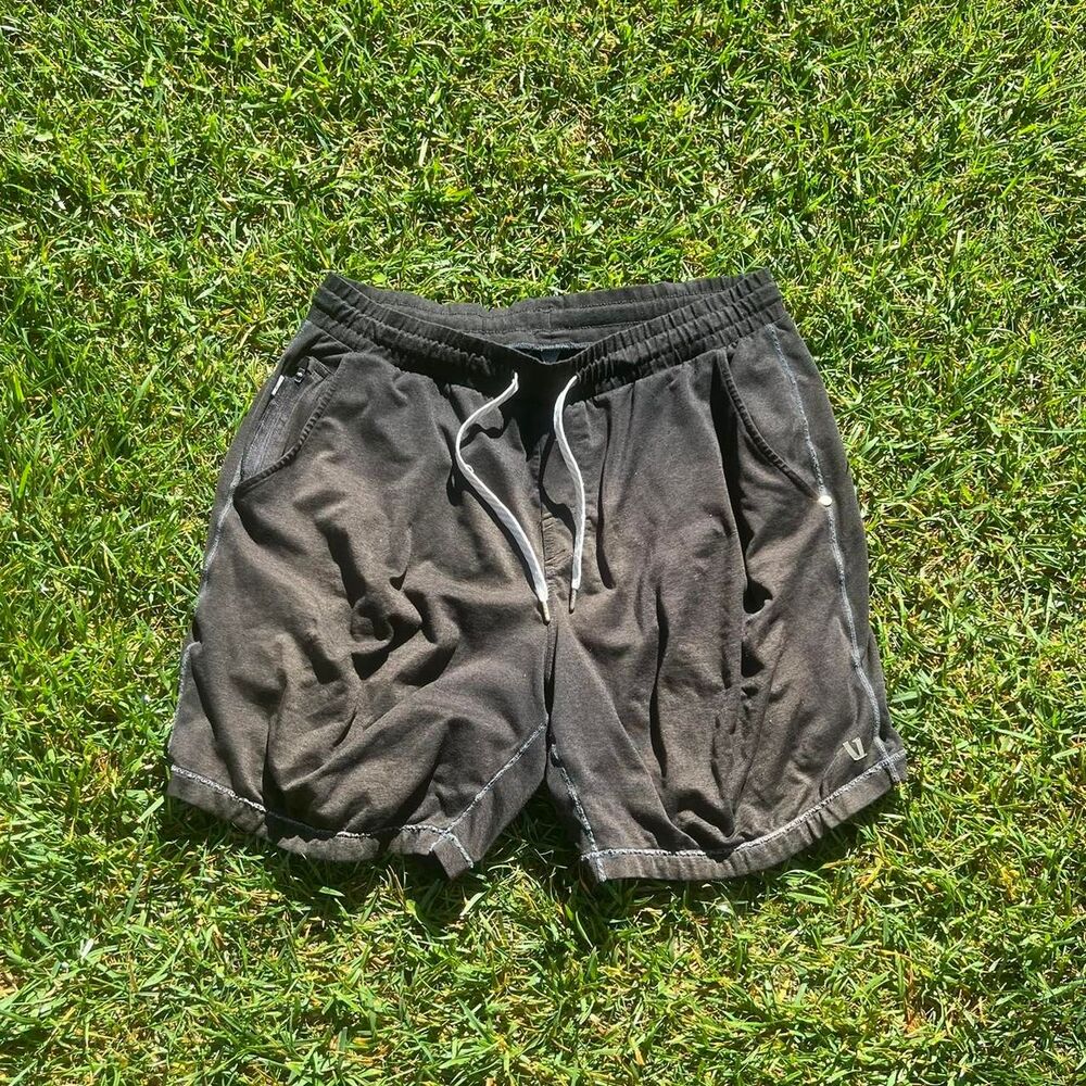 Vuoro athletic shorts Mens size L Posh Preppy workout black